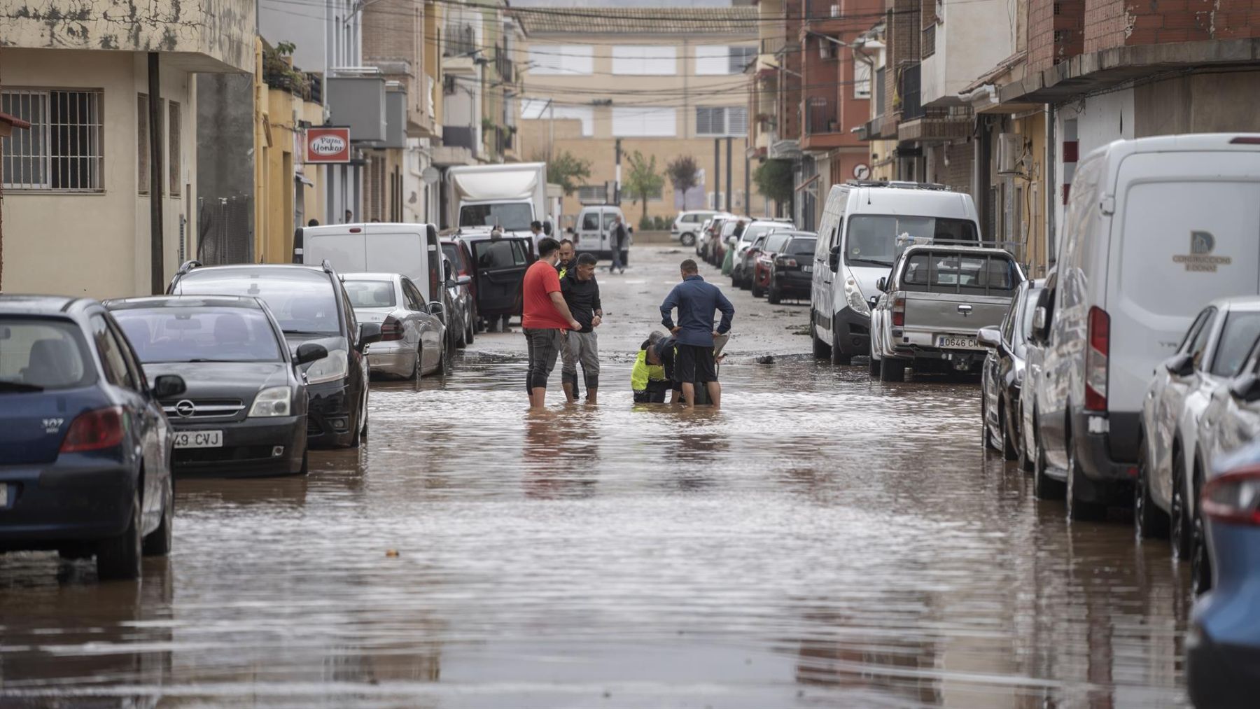 Varias personas observan los estragos ocasionados por la DANA en Valencia. (Europa Press)