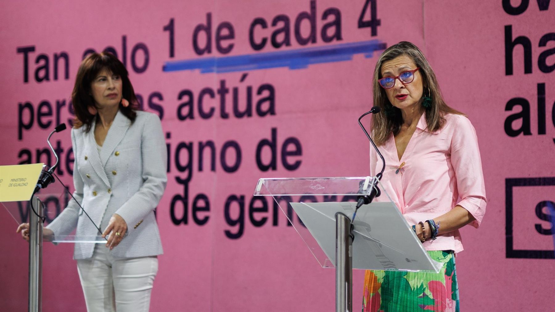 La ministra de Igualdad, Ana Redondo (i), y la delegada del Gobierno contra la Violencia de Género, Carmen Martínez Perza.