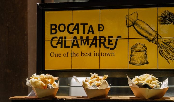 `Bocata´ de calamares en el Mercado de San Miguel @iStock