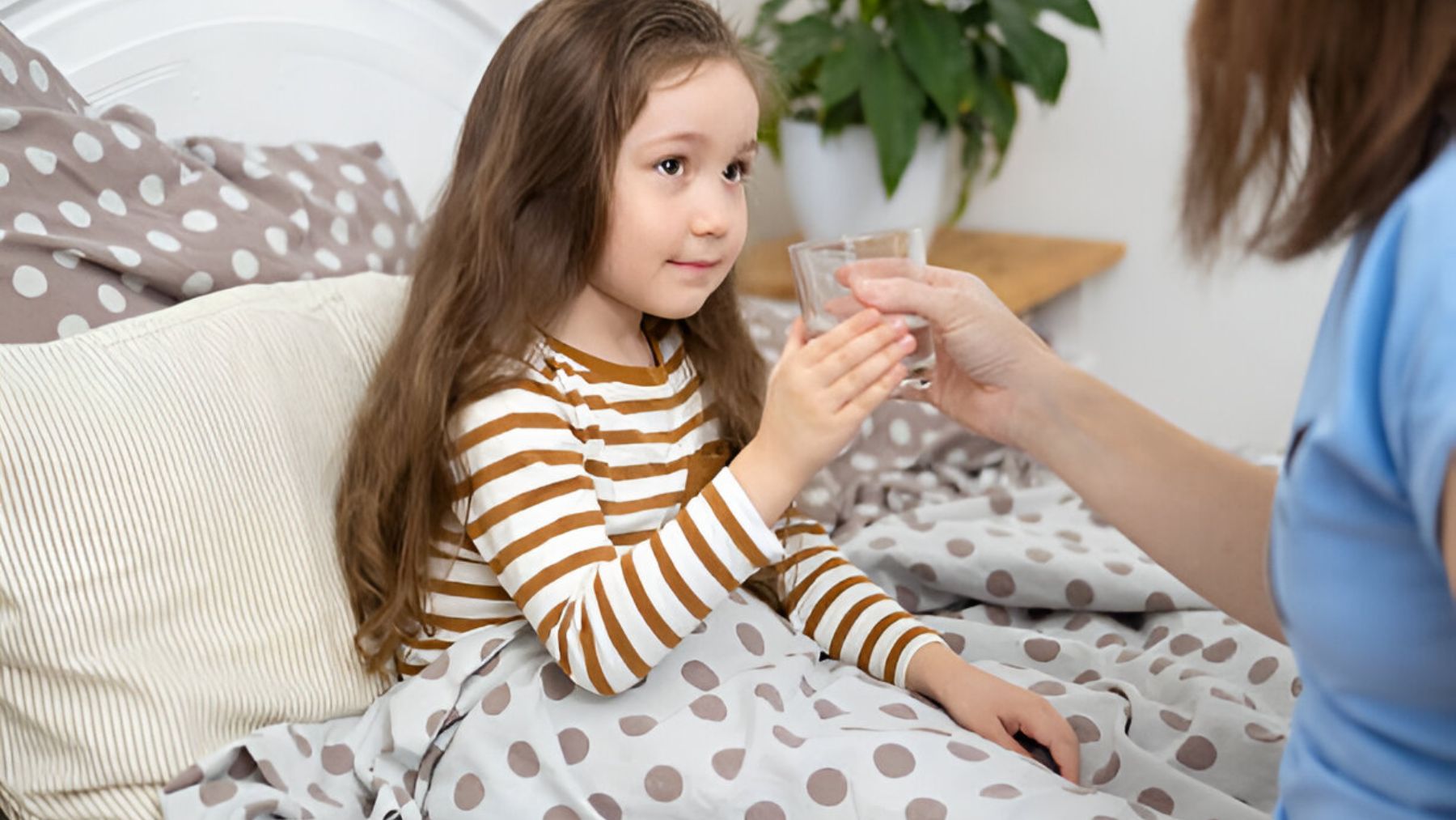 Niña pidiendo vaso de agua.