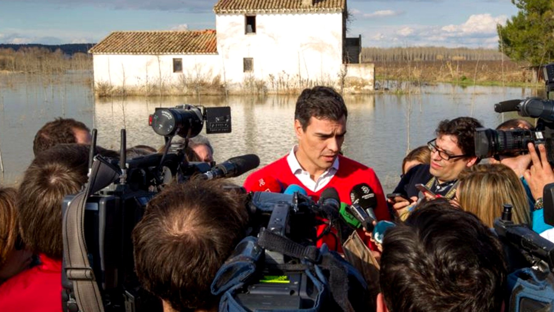 Pedro Sánchez ante una zona inundada en Aragón en 2015, cuando estaba en la oposición.