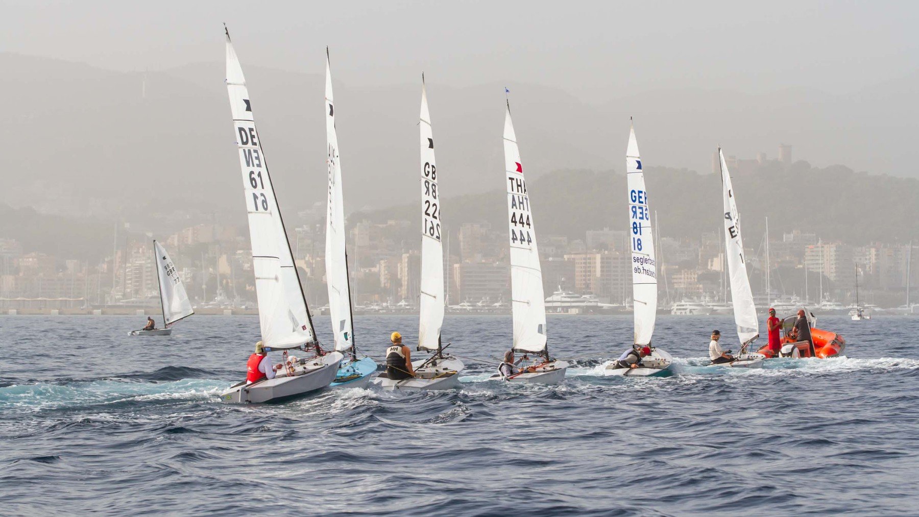 Los barcos son remolcados ante la ausencia de viento.