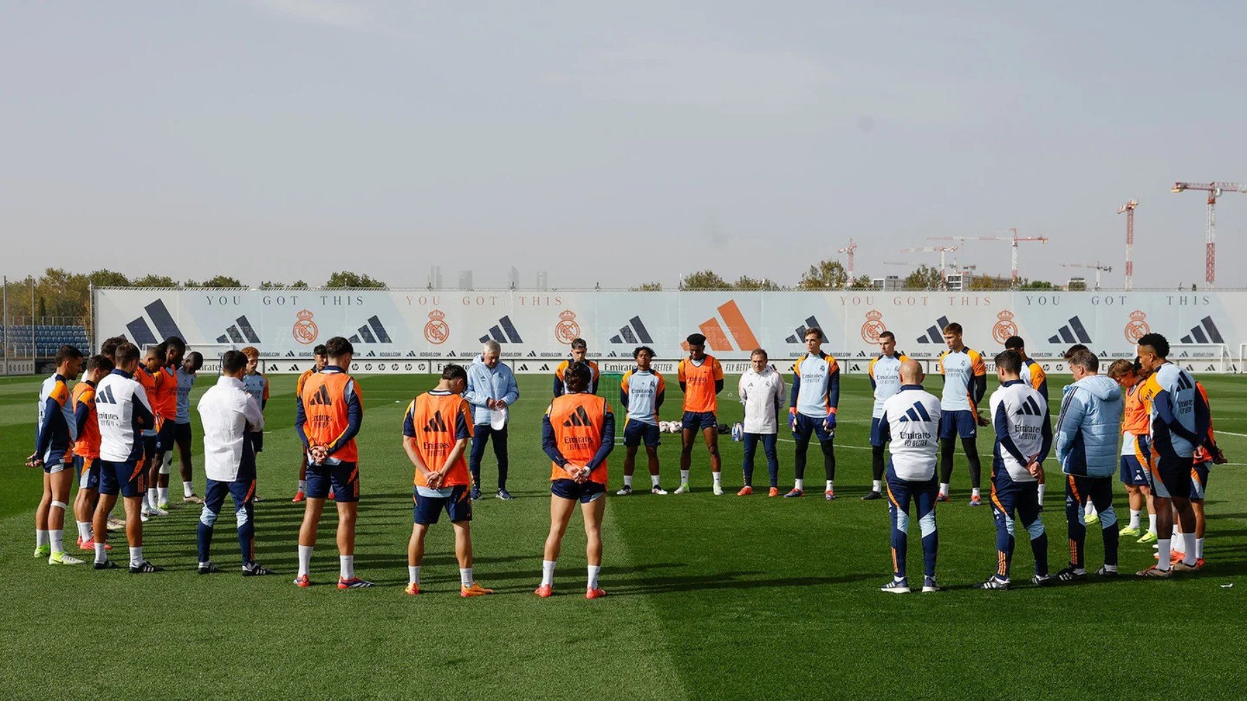 El Real Madrid guarda un minuto de silencio en Valdebebas por las víctimas de la DANA. (realmadrid.com)