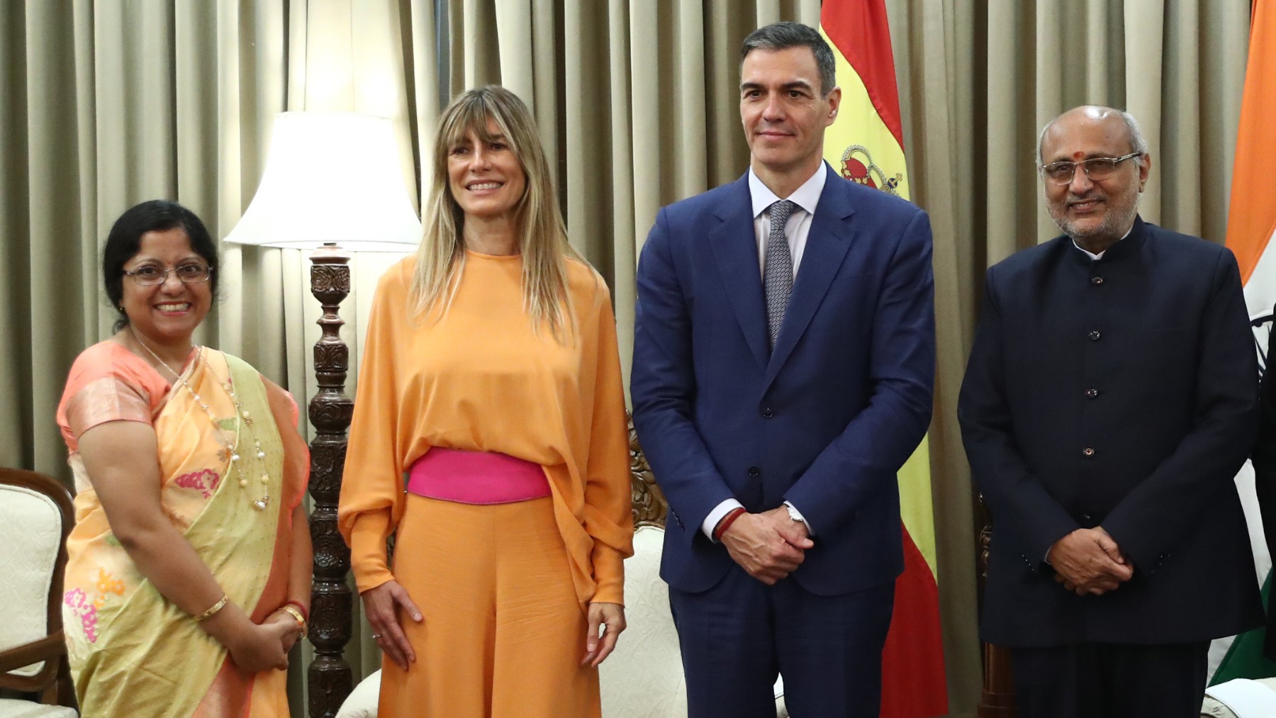 Sánchez y su mujer el martes con el gobernador de Maharashtra, en India.