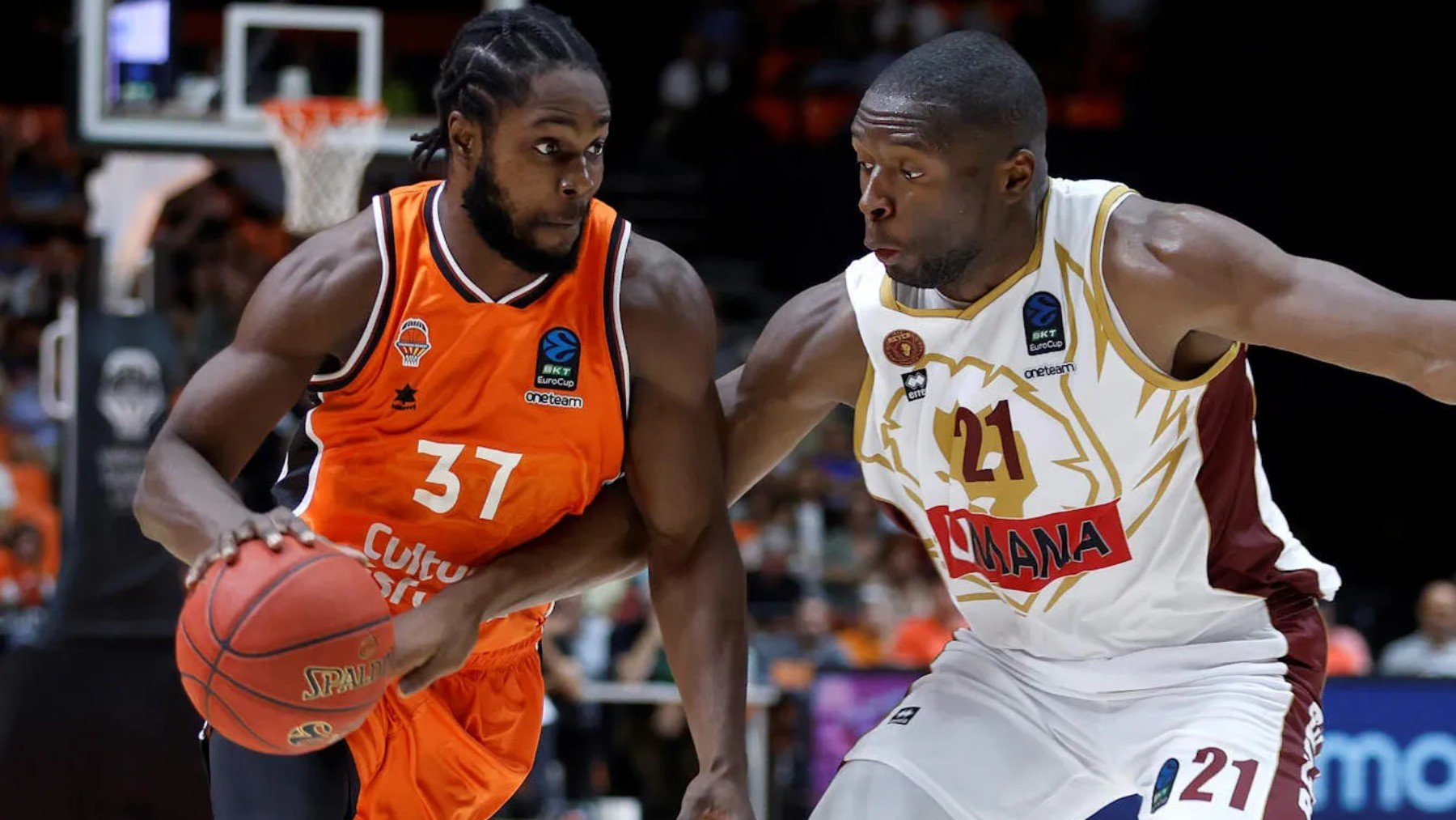 Semi Ojeleye, del Valencia Basket, durante un partido de Eurocup esta temporada. (Eurocup)