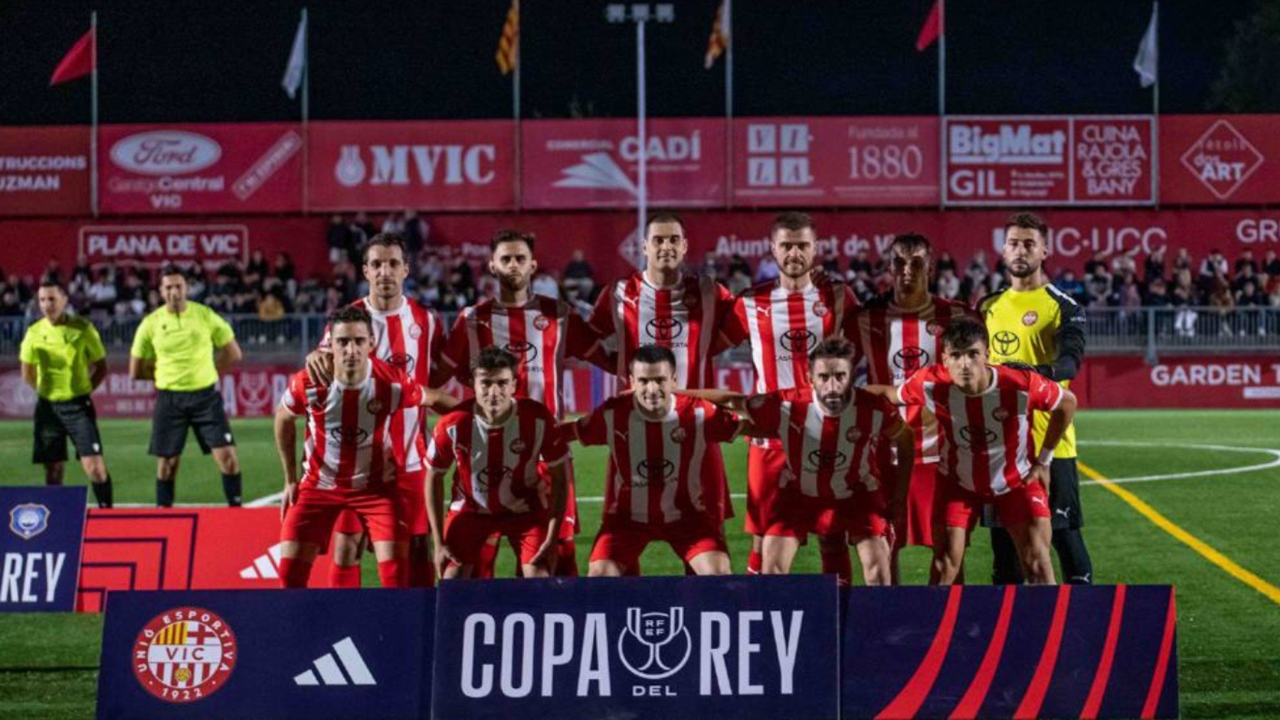 Los jugadores del Vic, antes de disputar la eliminatoria previa a la del Atlético. (Federación Catalan de Fútbol)