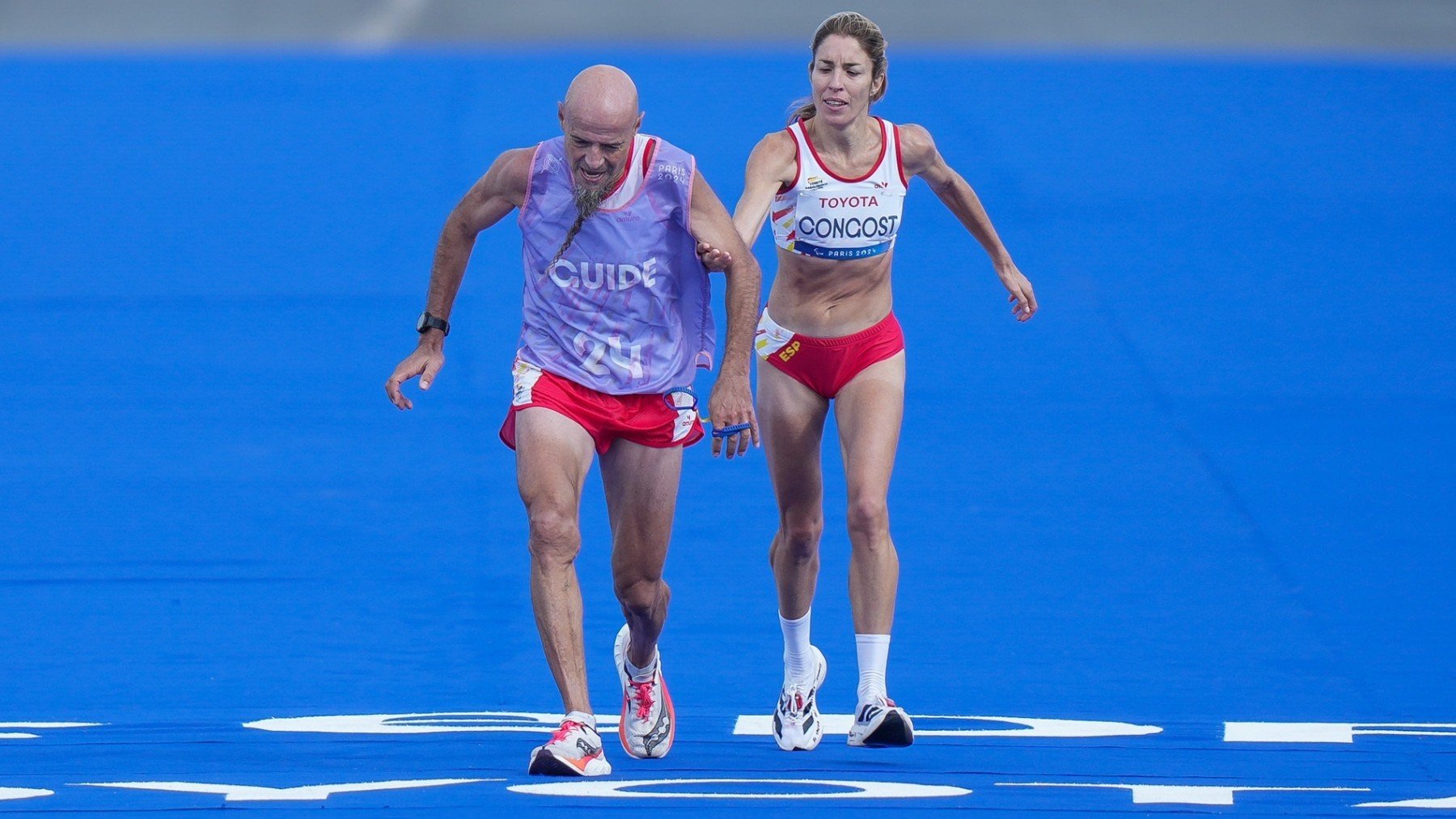 Elena Congost ayuda su guía Mia Carol en el maratón de los Juegos Paralímpicos París 2024. (EP)