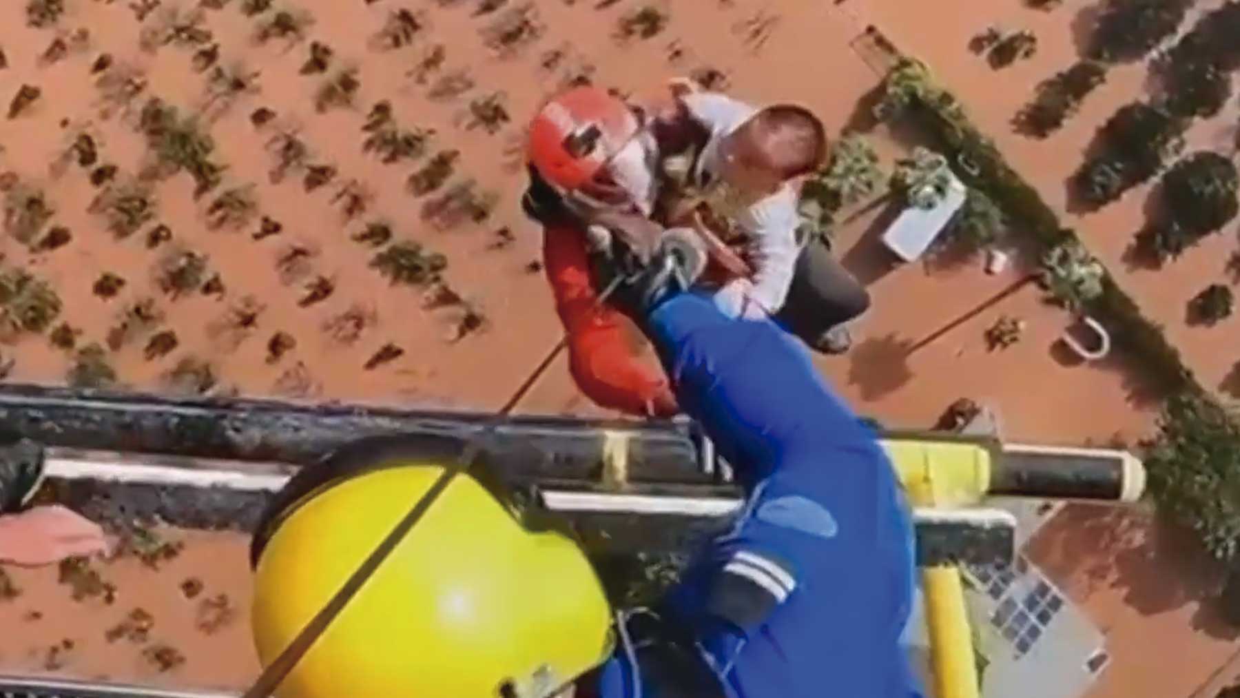 Bomberos salvando a un bebé en Valencia.