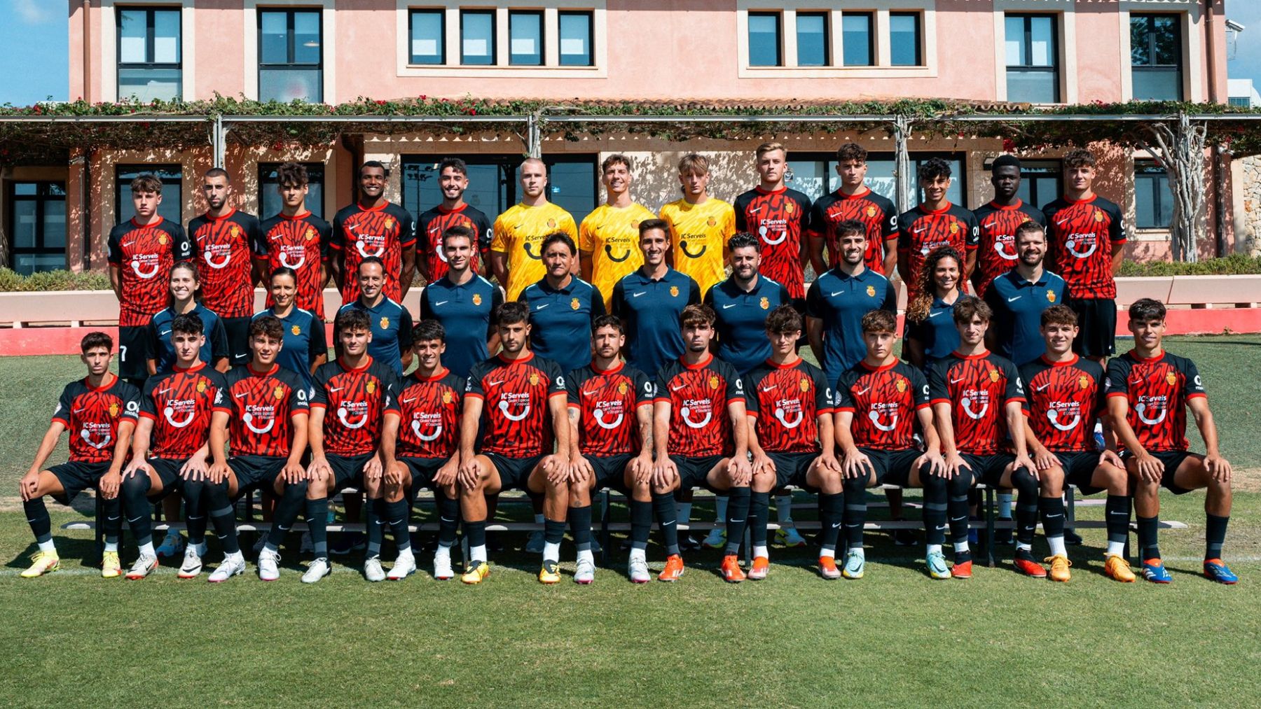 Foto de familia del RCD Mallorca B 2024/25.