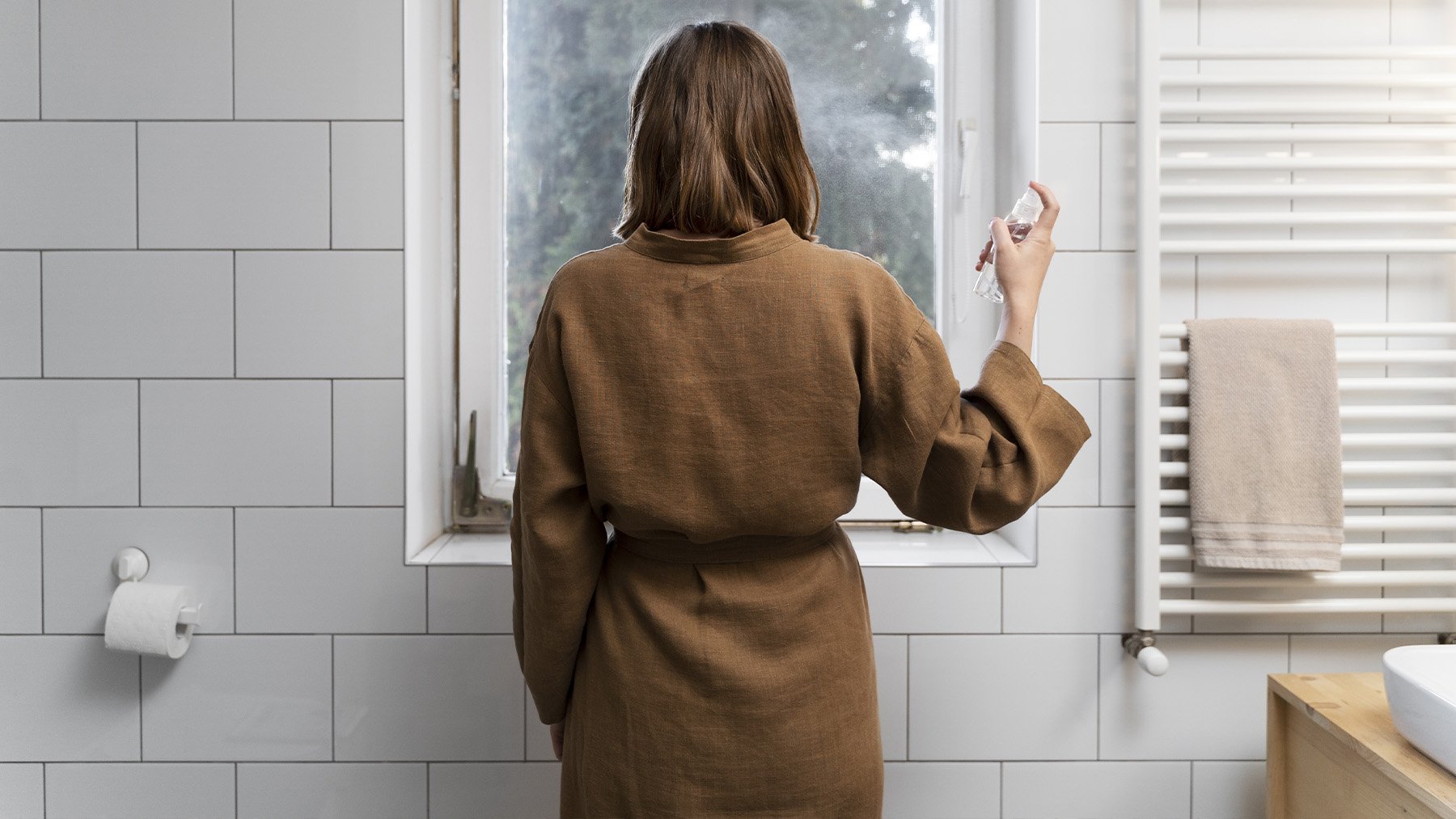 Mujer aromatizando el baño. Foto: Freepik.