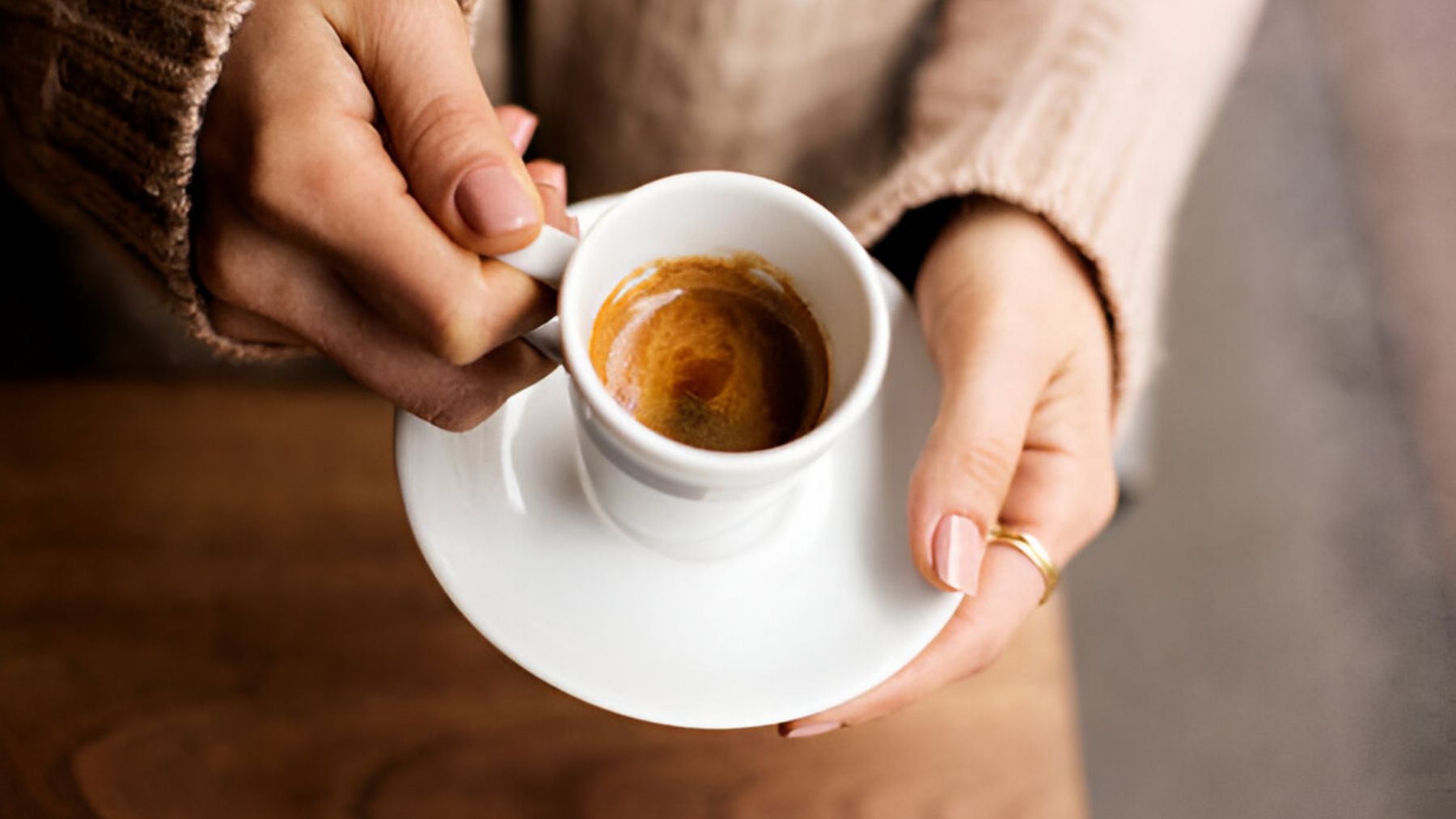 Mujer con taza de café.