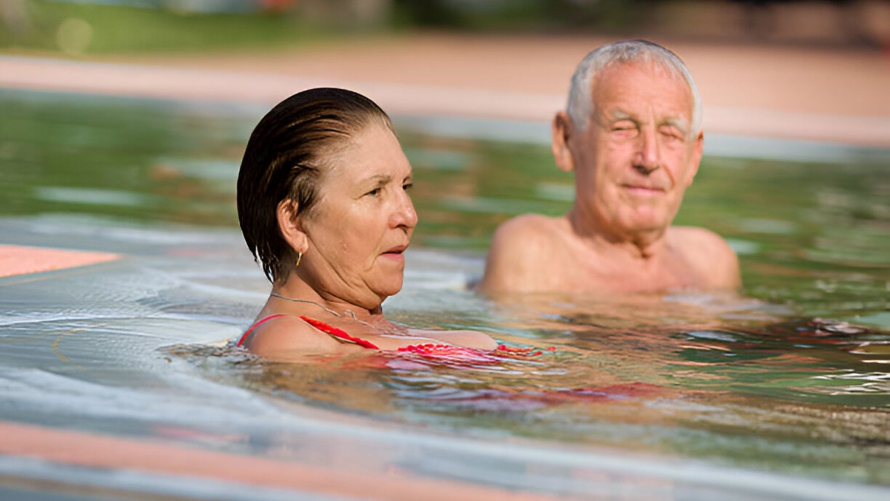 Pareja mayor en una piscina.