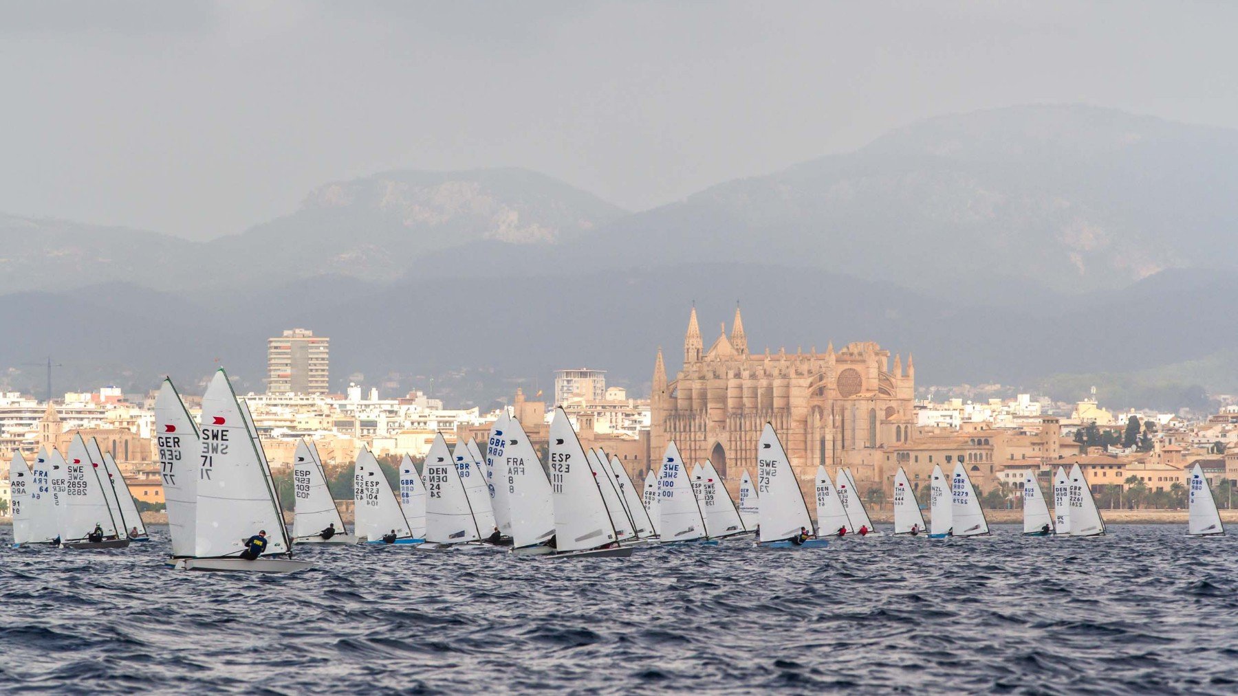 Primera ceñida de la regata.