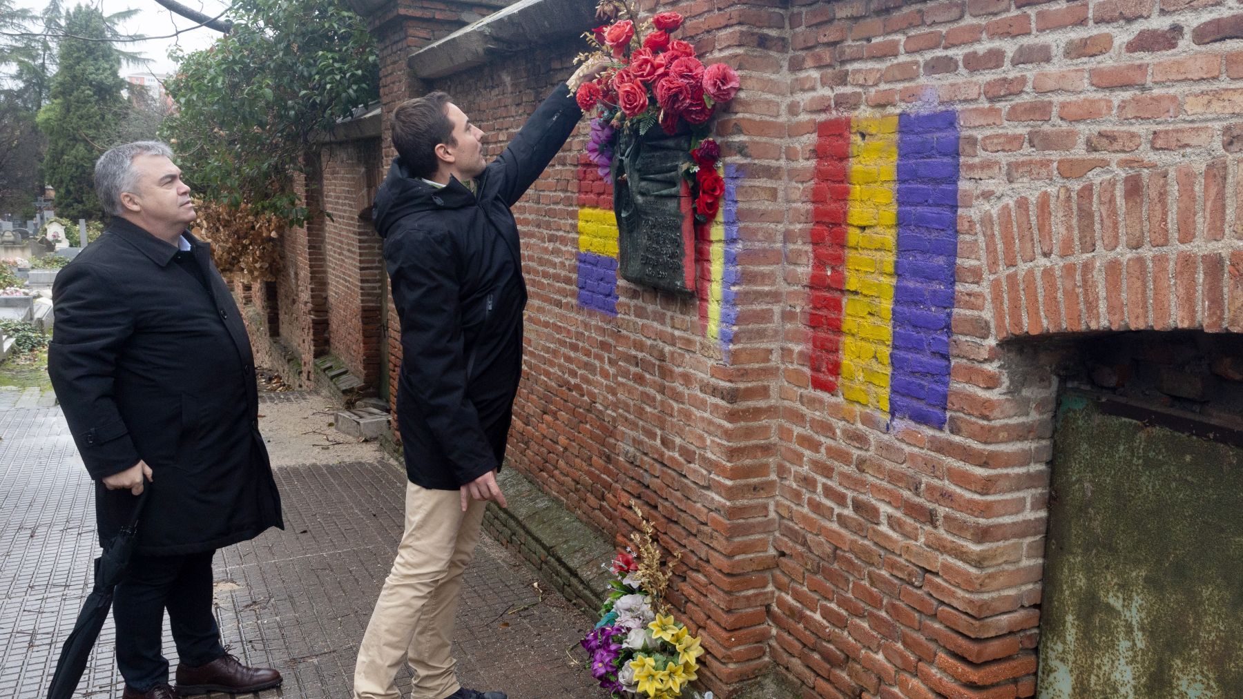 Cerdán y Lobato depositando flores en una tumba de víctimas del franquismo. (Foto: EP)