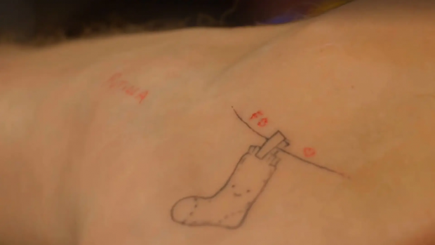 Caqui le hace un tatuaje a Brais en 'First Dates'. (Mediaset)