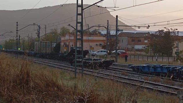 Un tren de mercancías peligrosas descarrila en Guadalajara: cortado el tráfico entre Baides y Matillas