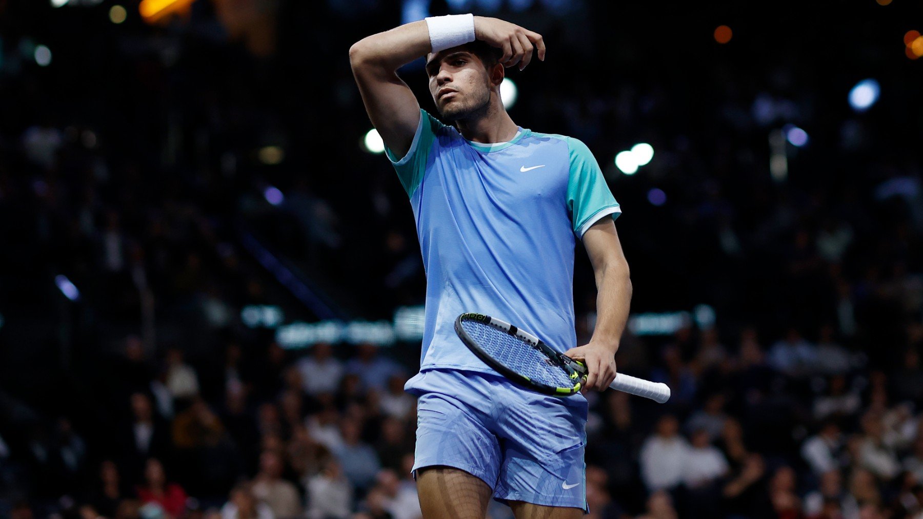 Alcaraz, durante el partido ante Humbert en Paris-Bercy. (EFE).