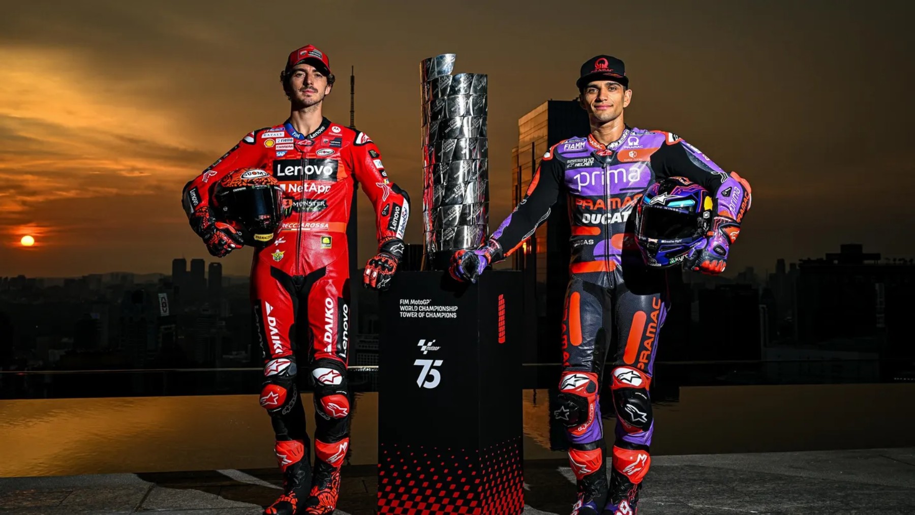 Pecco Bagnaia y Jorge Martín posan junto al trofeo antes del GP de Malasia de MotoGP. (MotoGP)