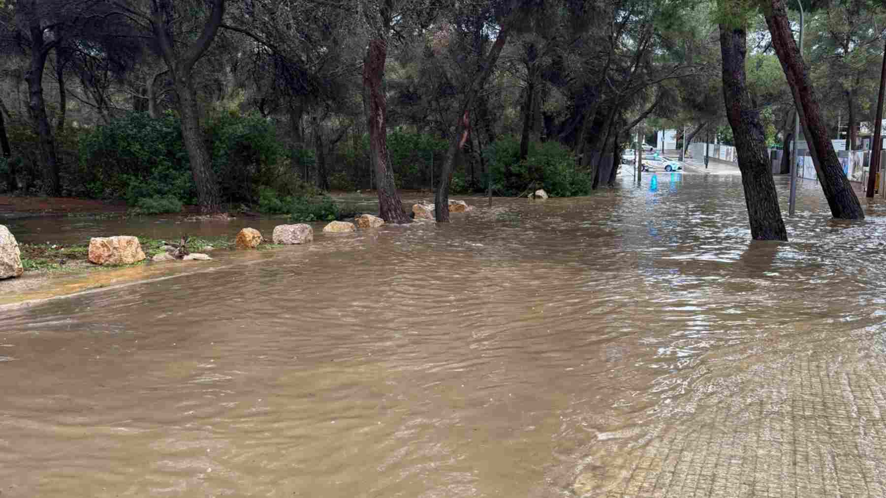 Carretera inundada en el municipio de Calvià.