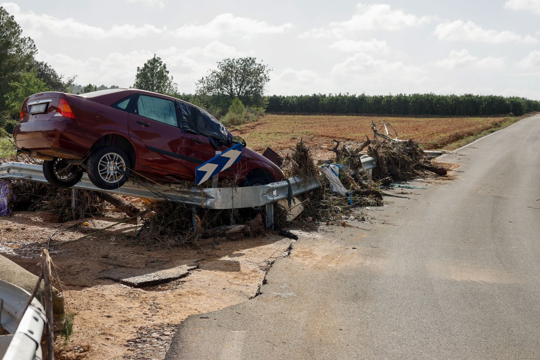 Un coche arrastrado por las inundaciones en Chiva (Valencia). (EFE)