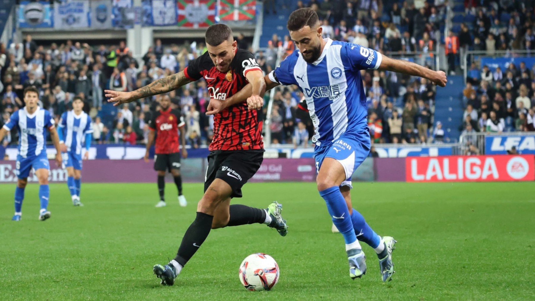 Dani Rodríguez ante Abde, en un momento del partido.