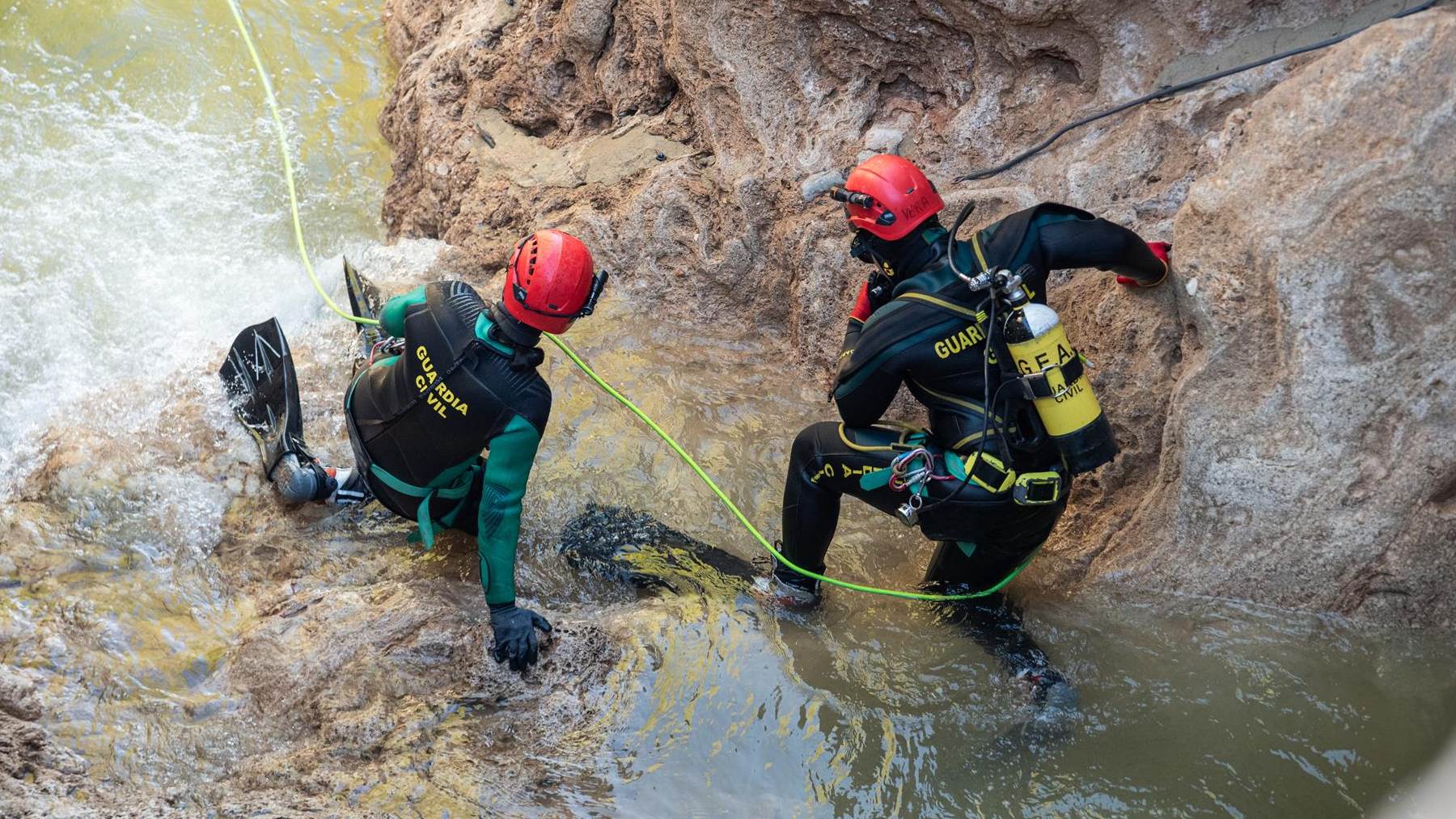 Efectivos de la Guardia Civil realizando labores de búsqueda.