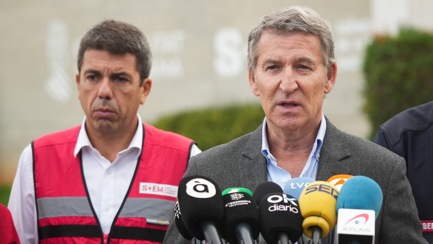 Feijóo con Mazón, en Valencia, provincia devastada por las inundaciones. (EP)