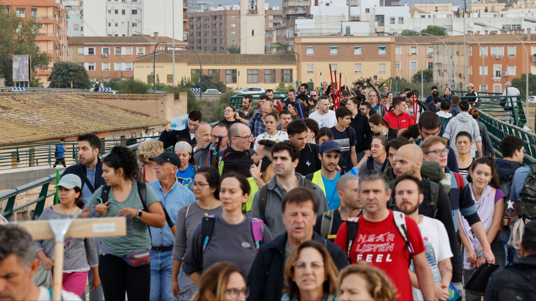 Voluntarios desplazándose desde Valencia. (Foto: EFE)