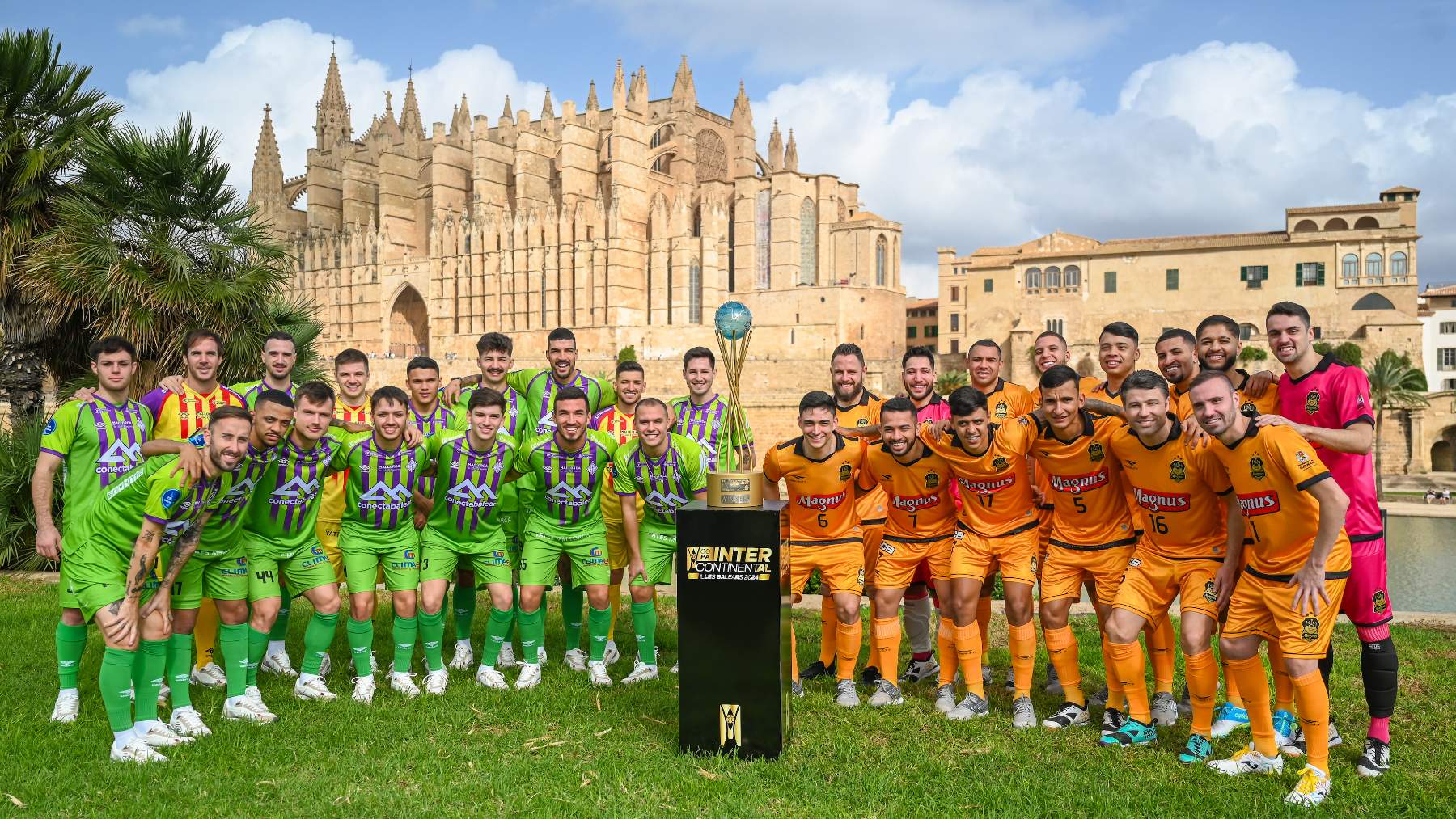 Illes Balears y Magnus Futsal posan delante de la Catedral de Palma con el trofeo (1)