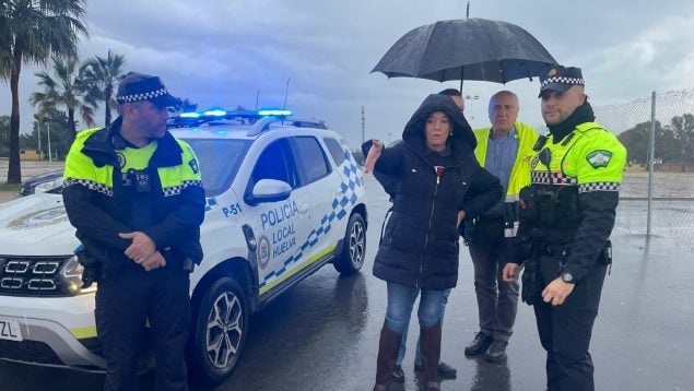 La alcaldesa de Huelva, Pilar Miranda (PP), con los servicios de emergencias por el temporal en la capital.