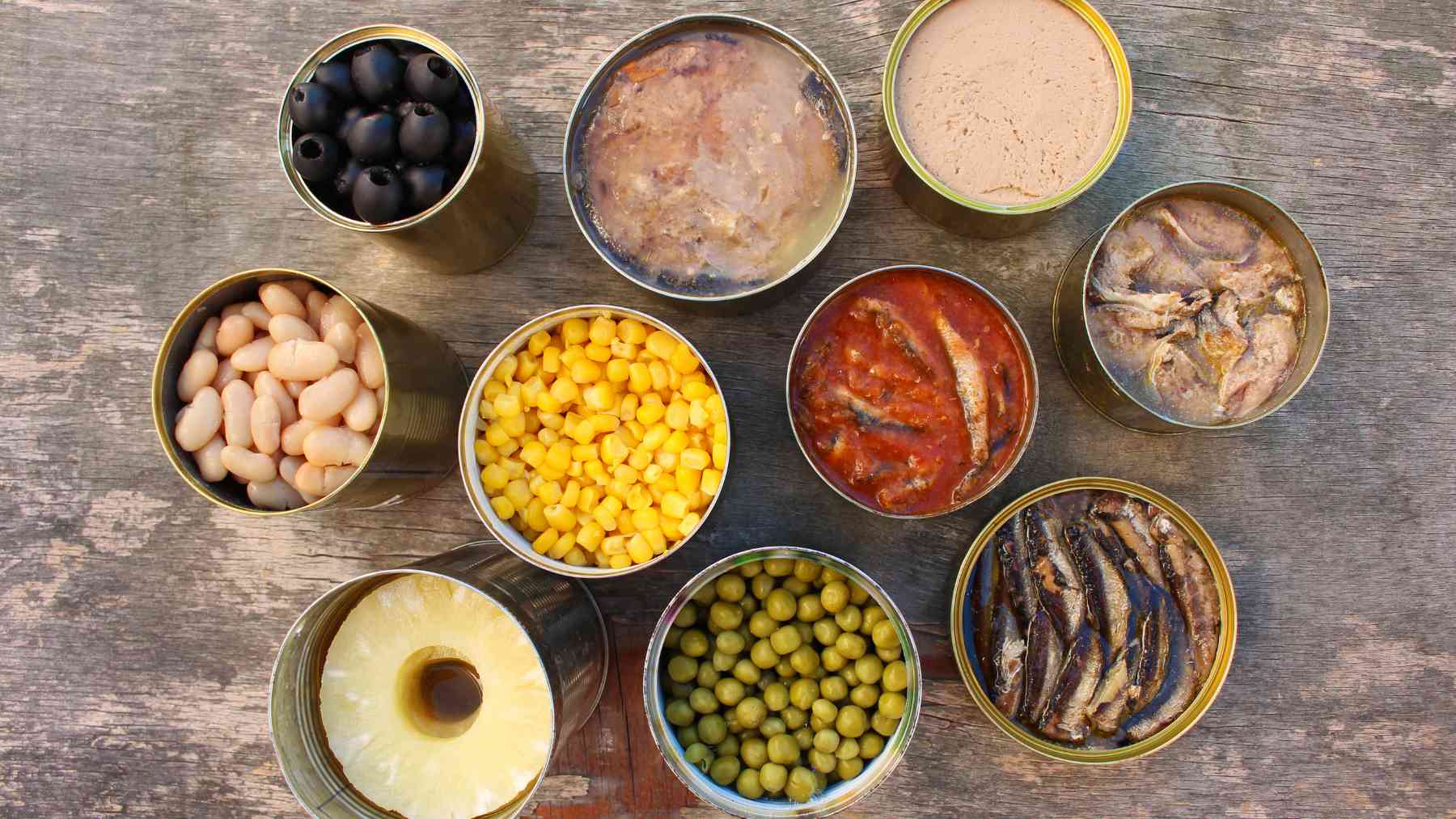 Latas de conserva.