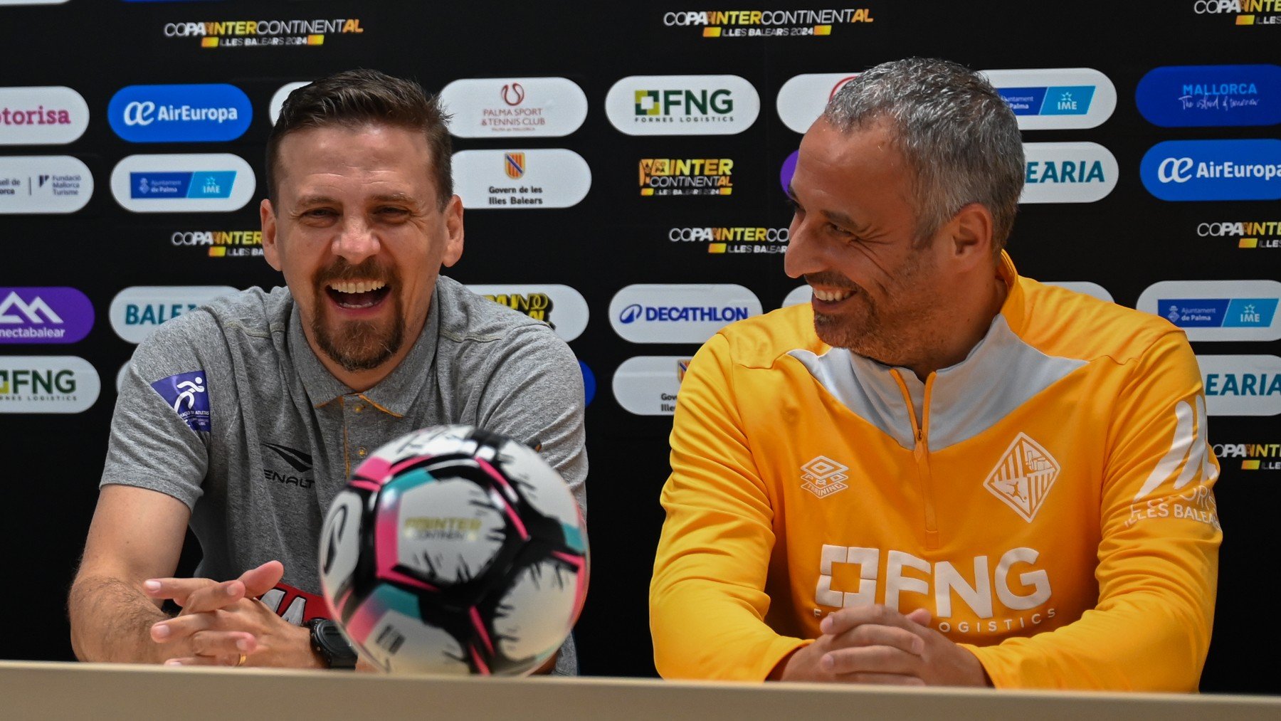 Los dos entrenadores, bromeando en la sala de prensa.