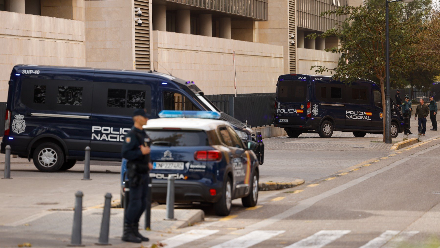 Varios coches de la Policía en Valencia. (EFE)