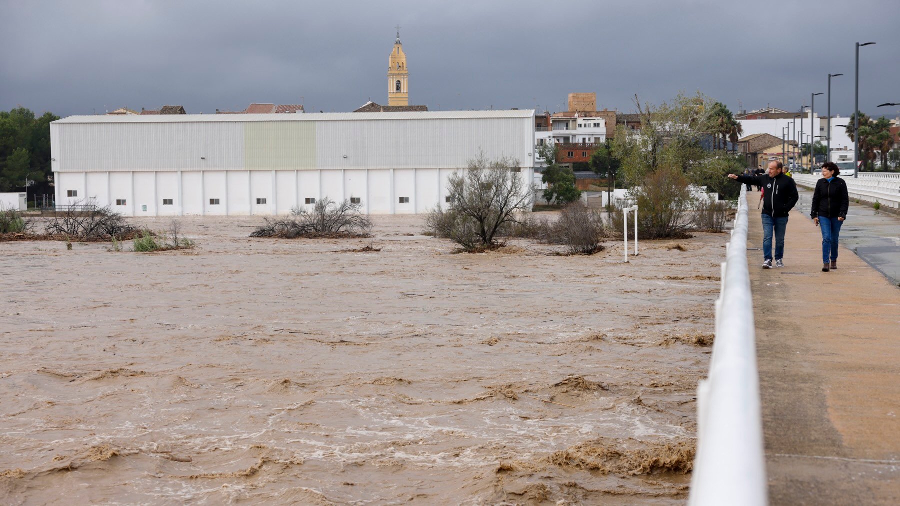 El río Magro, desbordado, ha llevado muerte y destrucción a pueblos ribereños. (EFE)