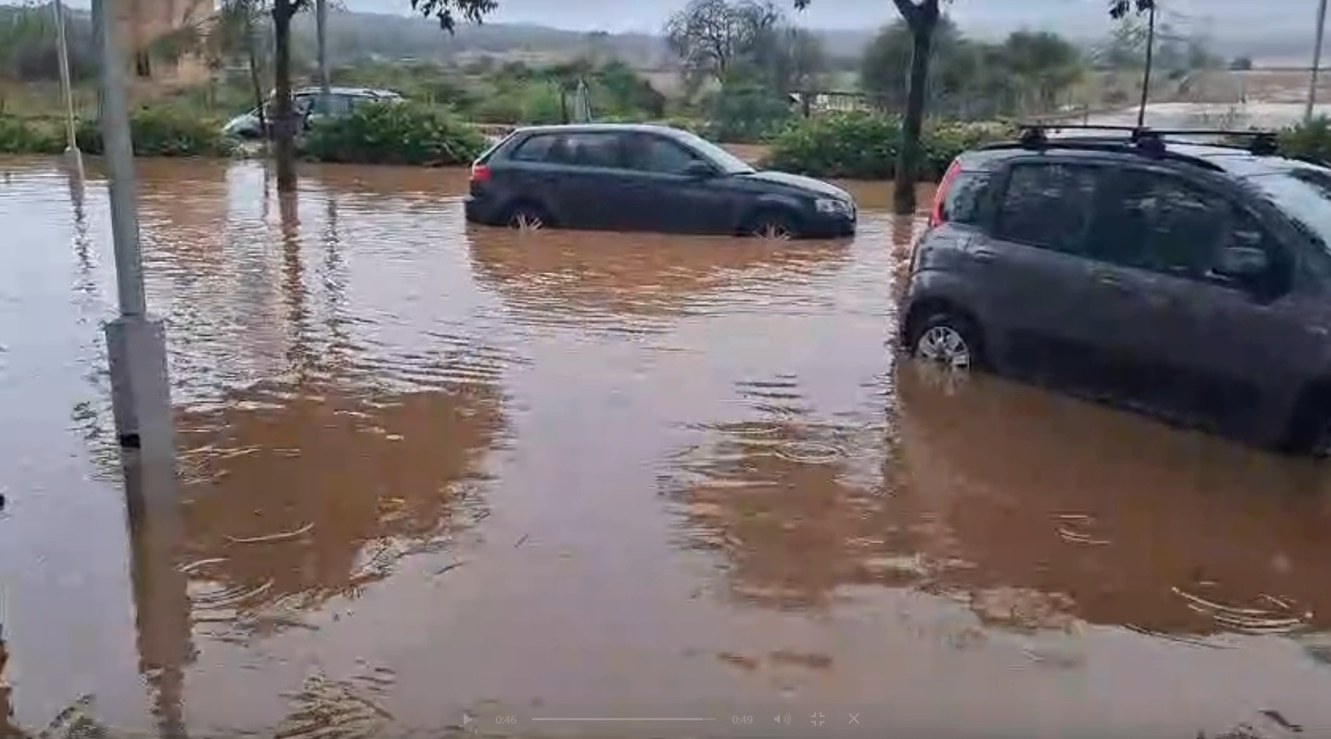 Un aparcamiento en Son Ferrer, Calvià, completamente inundado.