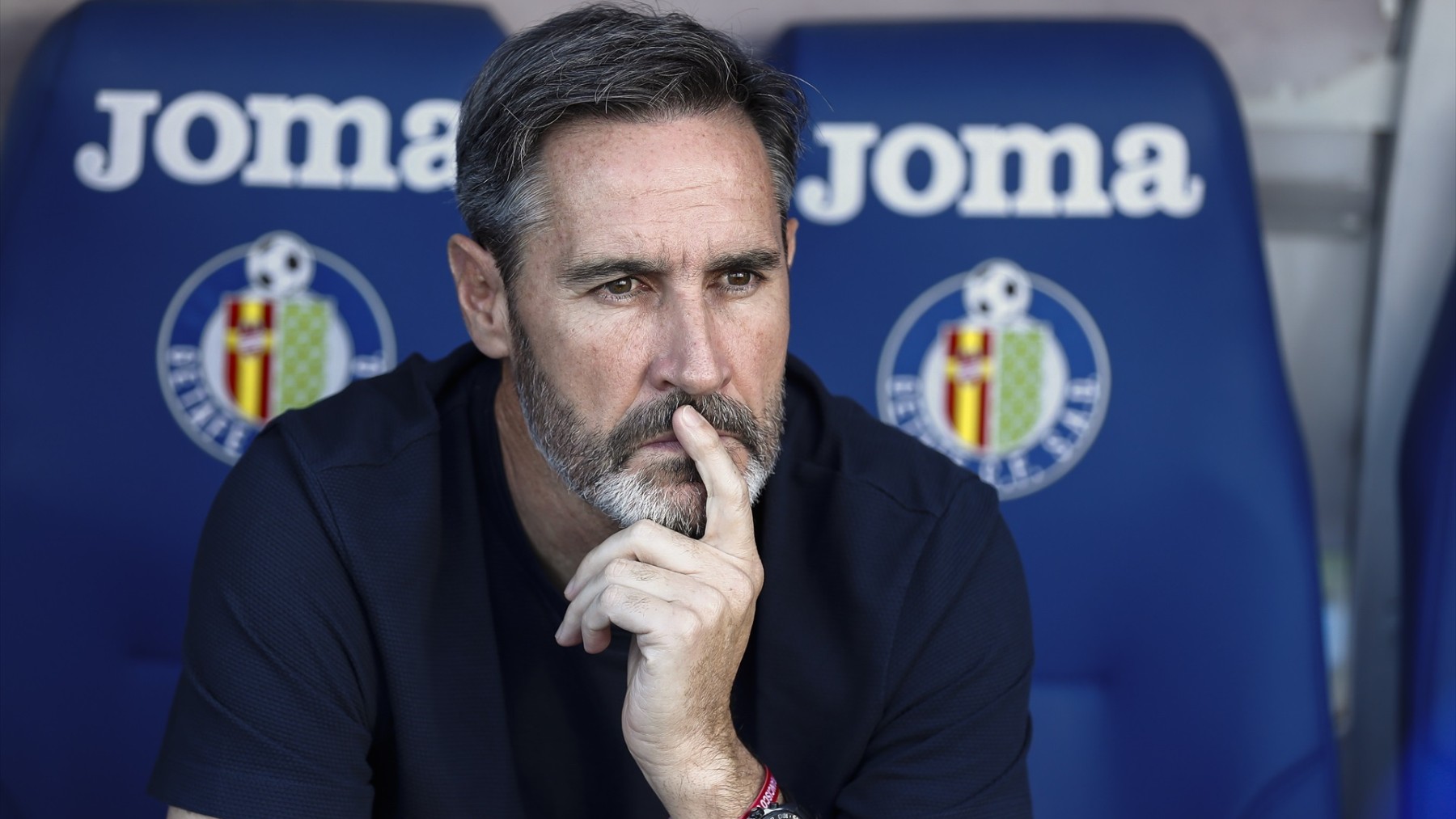 Vicente Moreno, durante el partido de su equipo ante Osasuna. (EP)