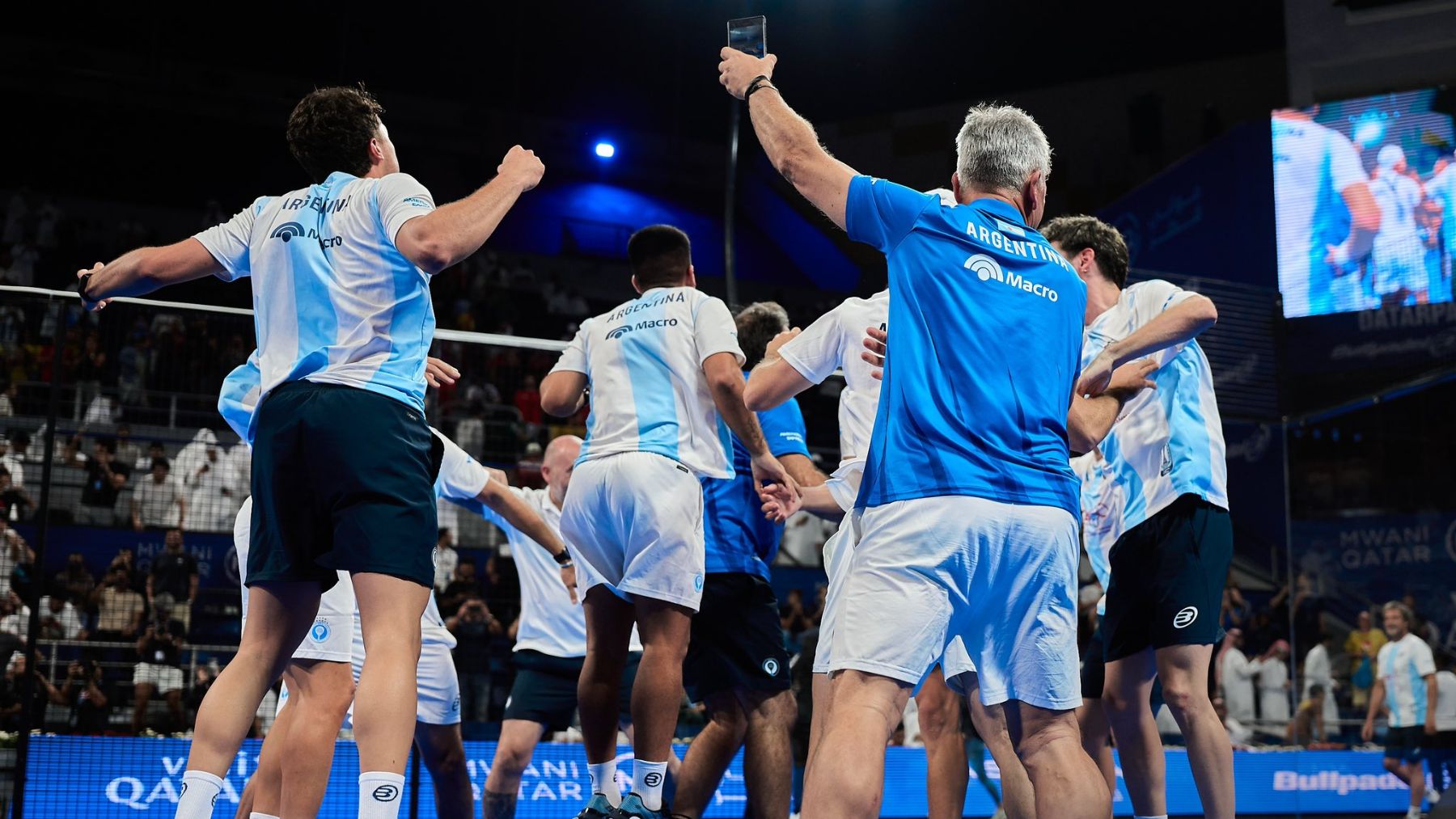 Los jugadores de Argentina celebran la victoria en el Mundial de Pádel. (FIP)