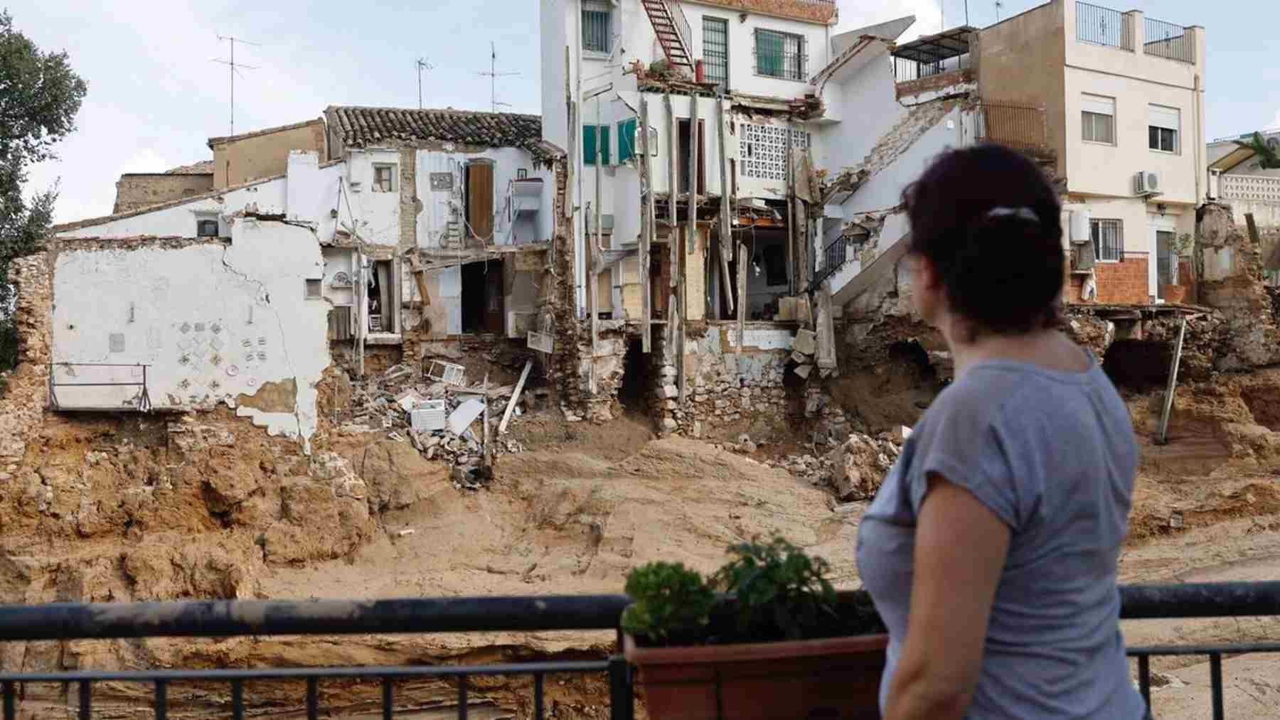 Una persona observa los efectos de la DANA en la Comunidad Valenciana .