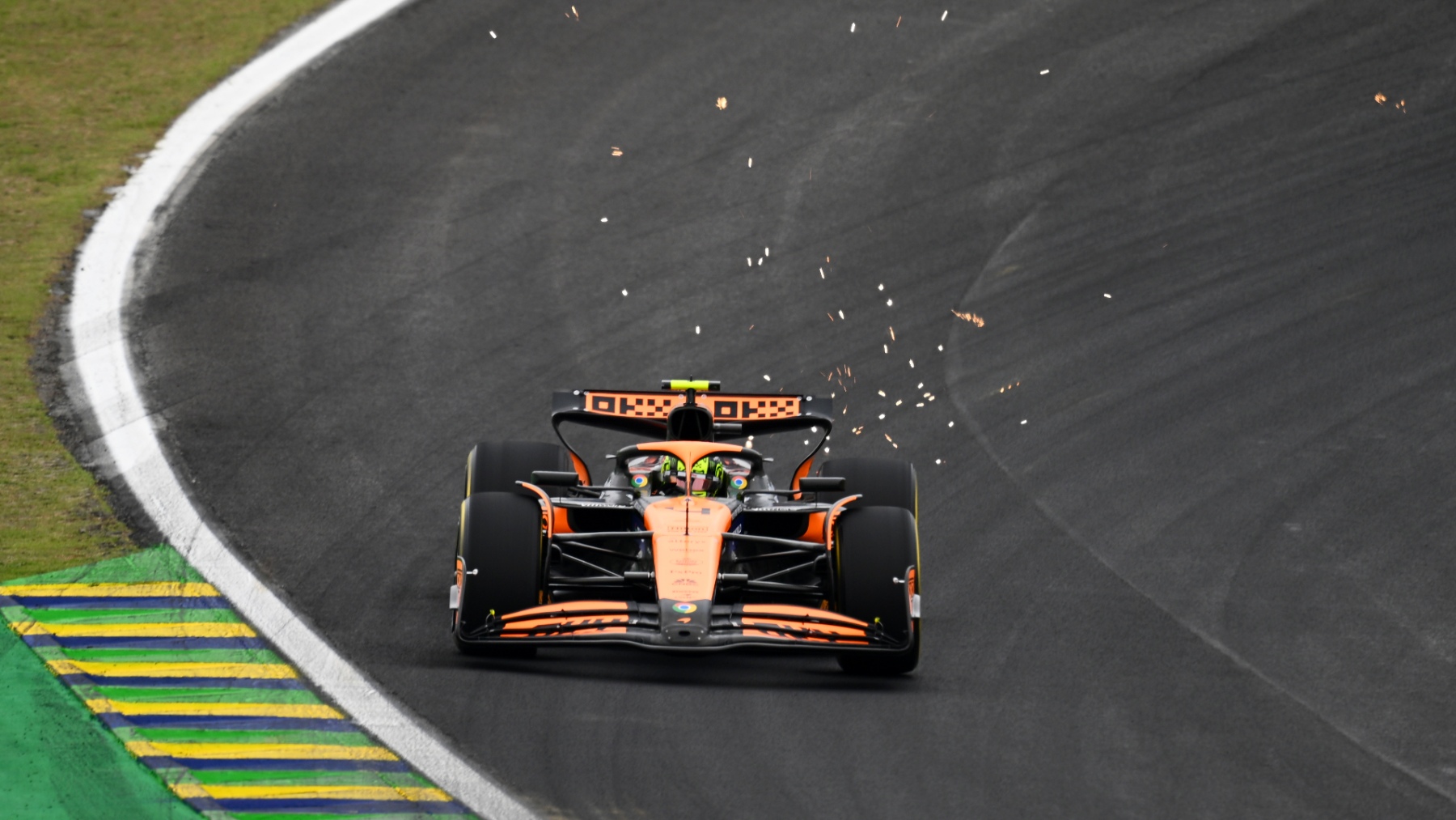 Lando Norris con su McLaren en Brasil. (Getty)