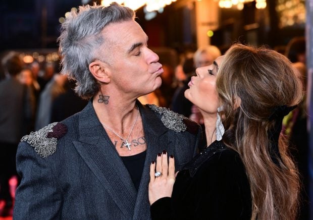 Robbie Williams y su mujer Ayda Field en la premiere de la película 'Better Man' en Londres. (Foto: Gtres)