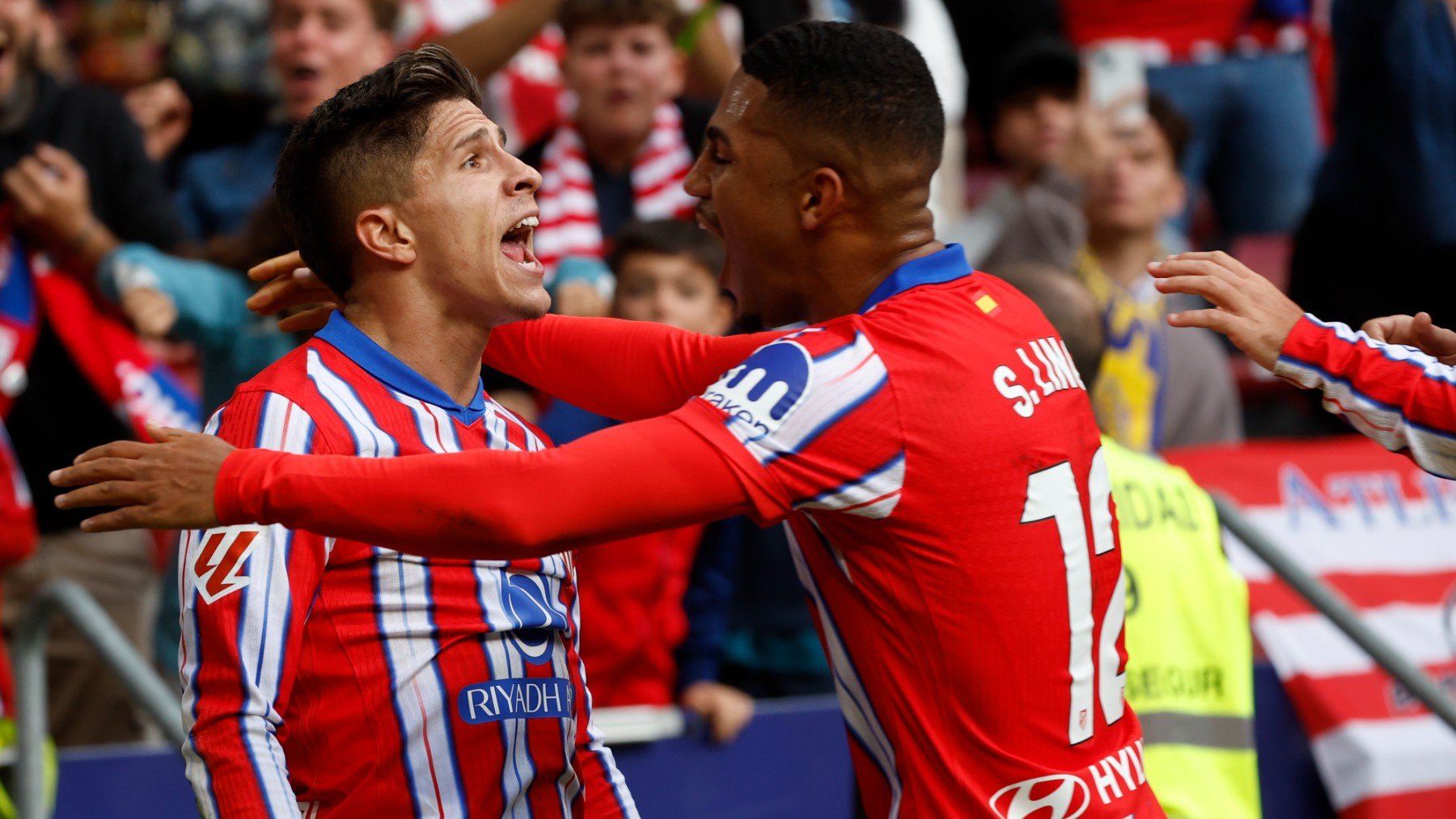 Giuliano Simeone y Lino celebran el primer gol del Atlético ante Las Palmas. (EFE).