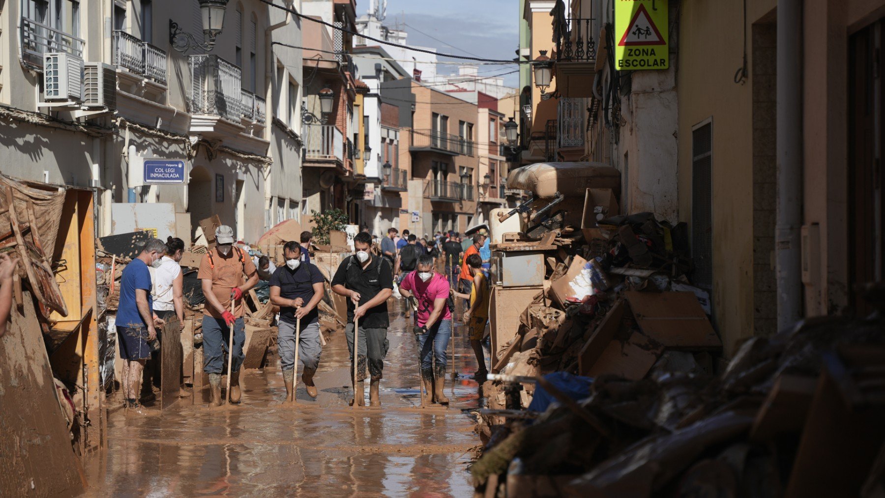 Voluntarios y afectados limpian tras el paso de la DANA por Valencia. (EP)