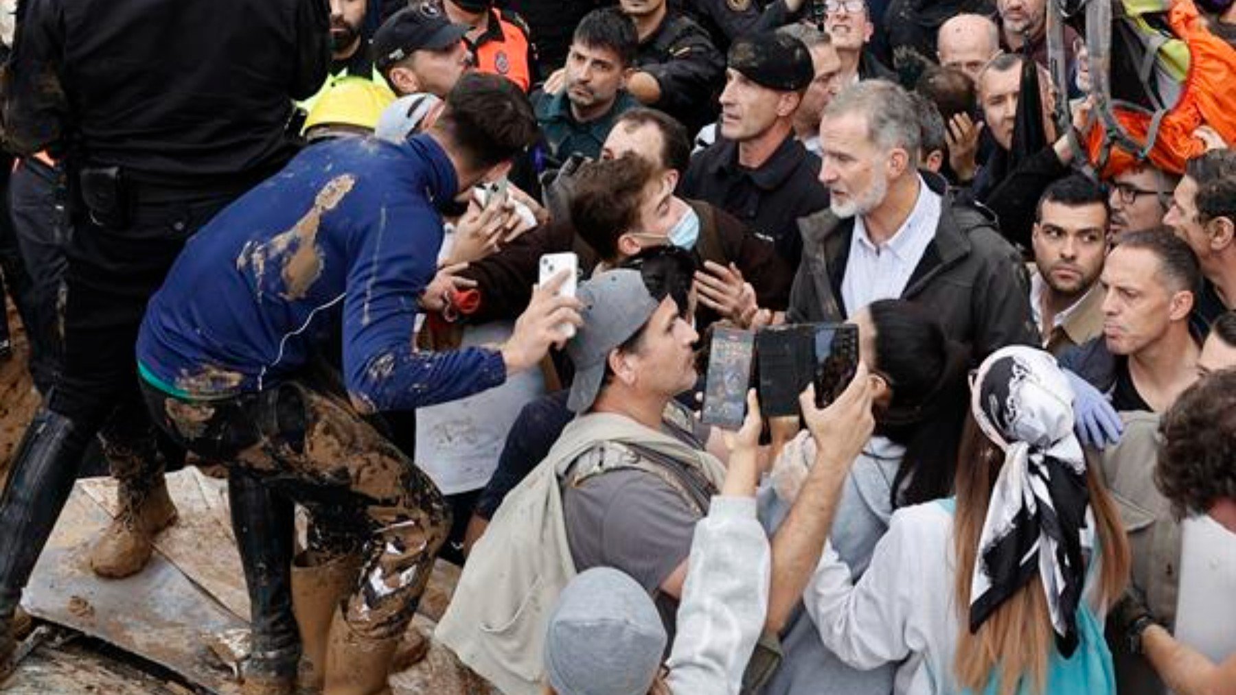 El Rey Felipe VI en Paiporta. (Foto: Efe)