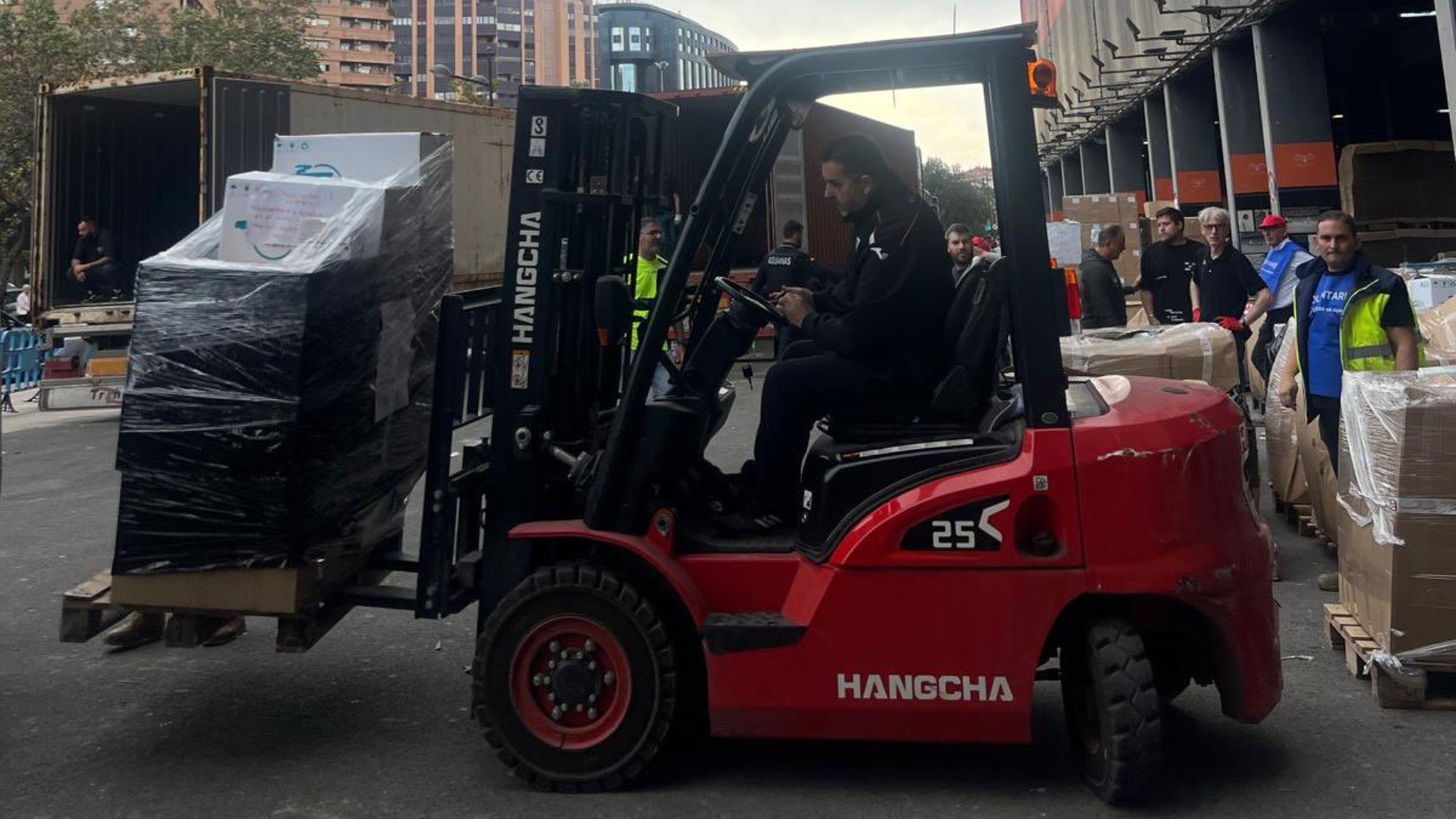 Una carretilla elevadora trasportando cajas de alimentos en Mestalla. (Valencia CF)