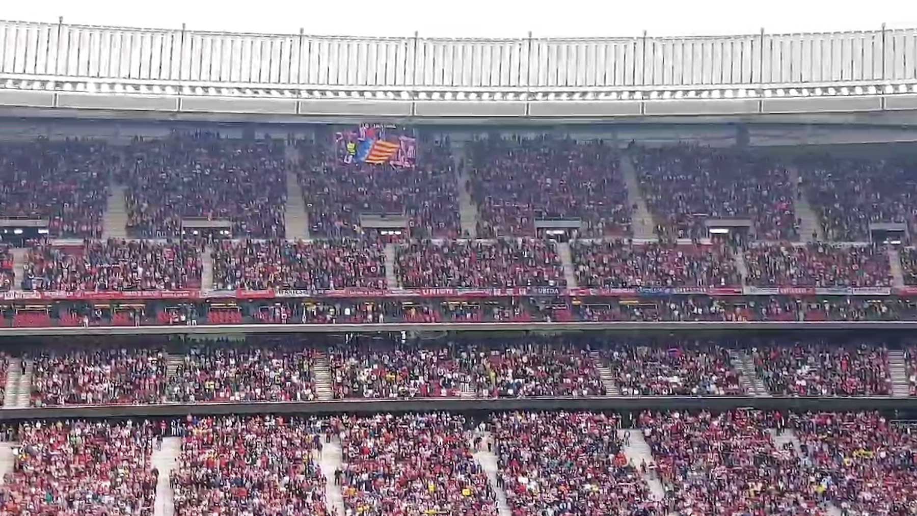 El Metropolitano guarda un sentido minuto de silencio y aplausos en homenaje a las víctimas y afectados por la DANA.