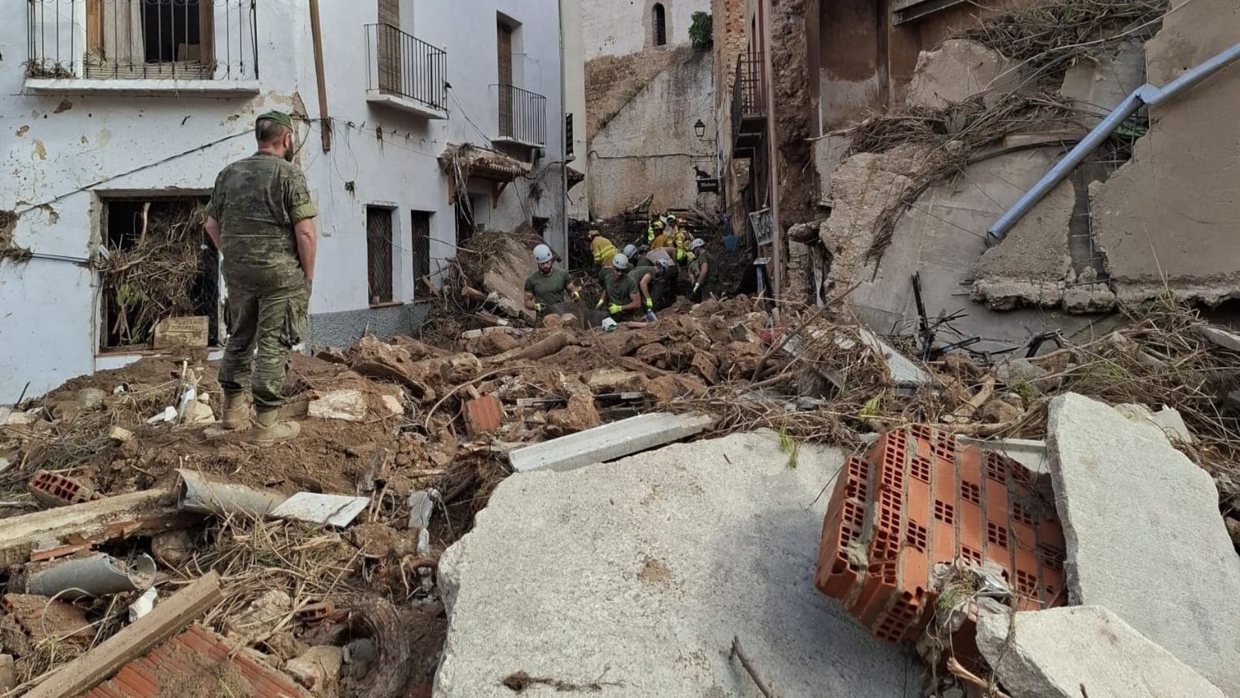 omberos de la Diputación de Albacete trabajan en las labores de desescombro en Letur. (Foto_ Europa Press)