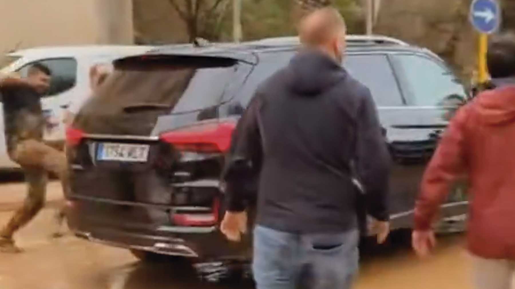 Un grupo de vecinos da patadas al coche de Sánchez.