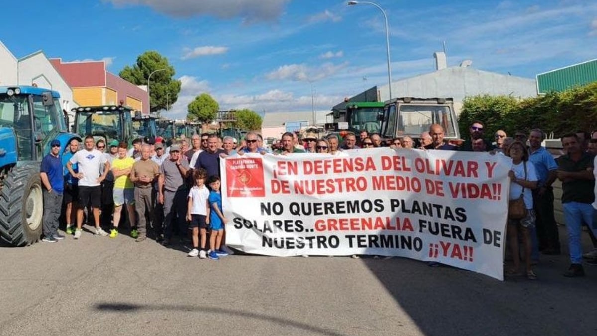 Protesta de agricultores en Lopera (Jaén) contra las mega plantas