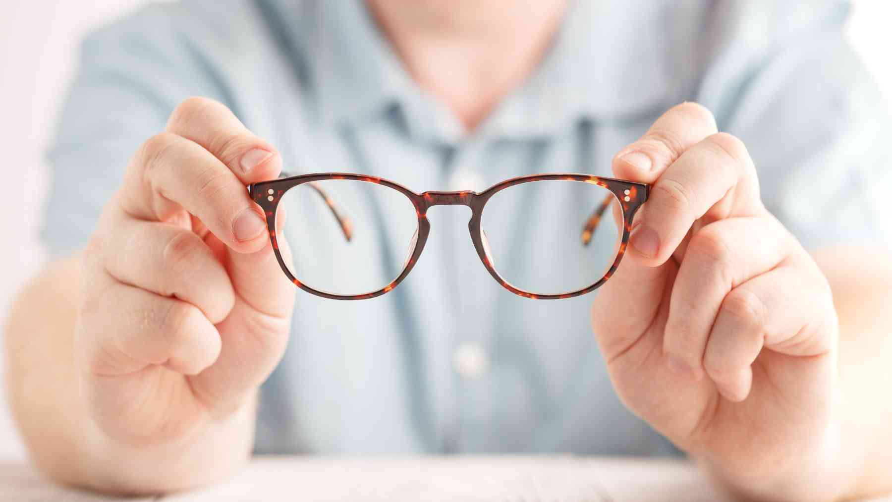 Una persona sosteniendo unas gafas.