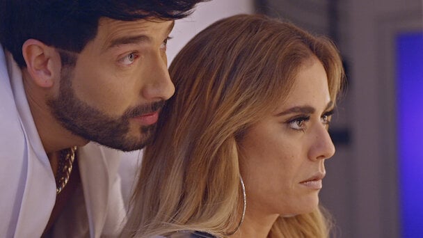 Carlos Torres y Carolina Ramírez en 'La Reina del Flow'. (Netflix)